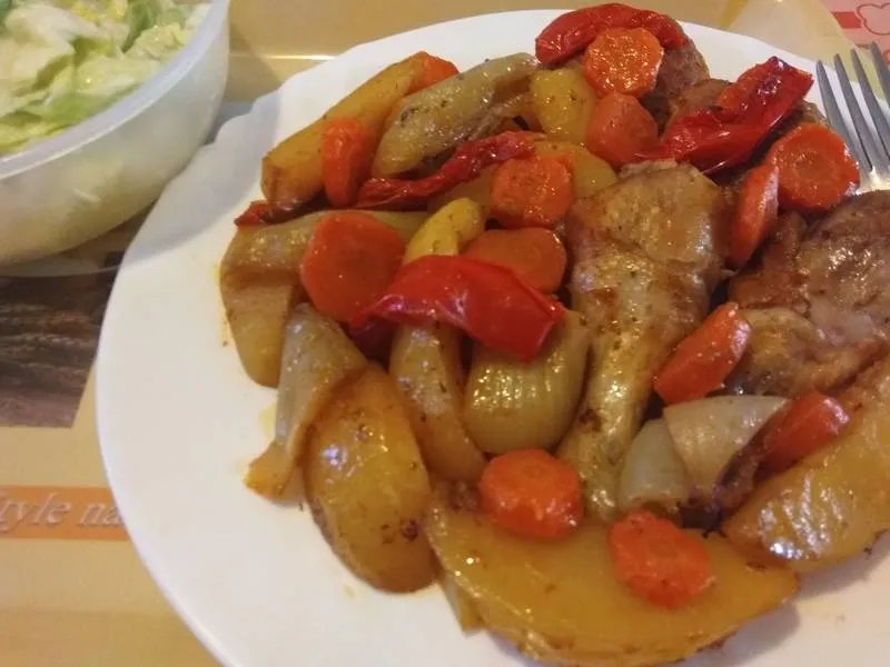 Sütőzacskóban sült zöldséges csirke