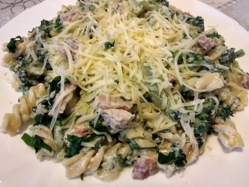 Brokkolis medvehagymás tészta