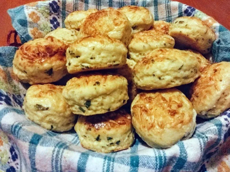 Medvehagymás túrós pogácsa