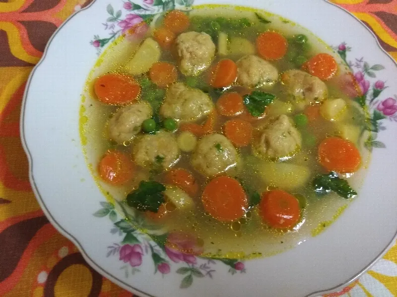 Téli zöldborsóleves májgombóccal