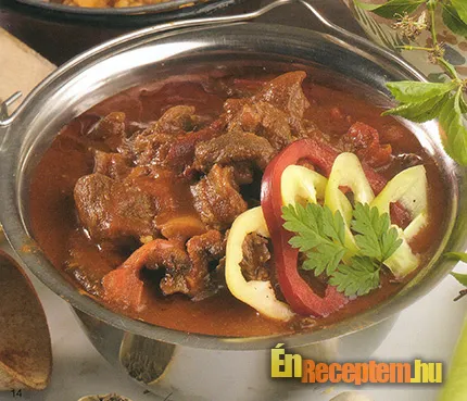Vörösboros marhapörkölt bográcsban