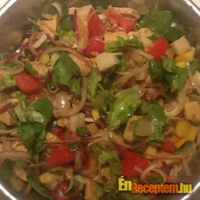 Sokhagymás pikáns csirkesaláta