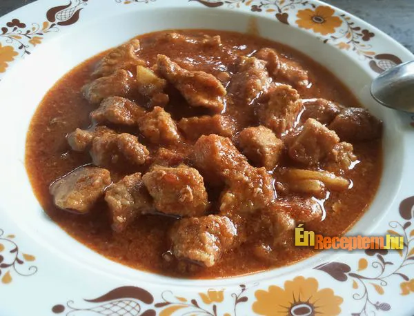 Sertéspörkölt bográcsban