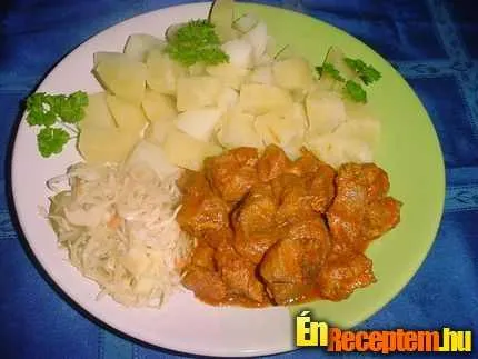 Marhapörkölt sós vízben főtt krumplival