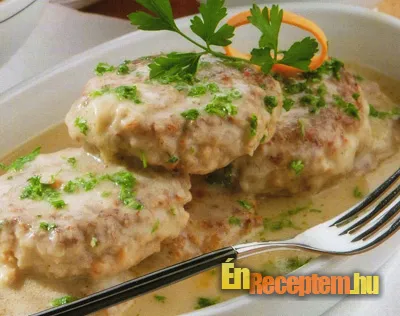 Húspogácsa boros mártásban