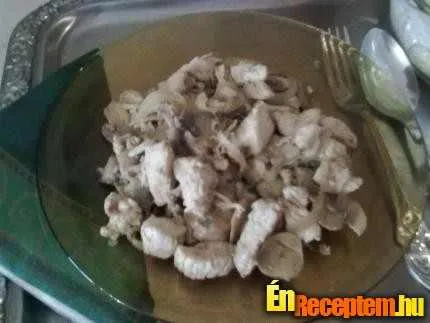 Hagymás – gombás – pulyka, salátával. Diétás!