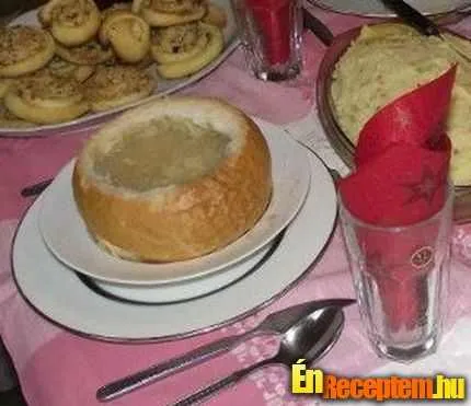 Hagymaleves cipóban