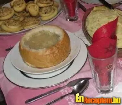 Hagymaleves cipóban