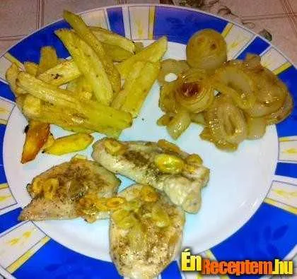 Fokhagymás csirkemell szeletek, sült burgonyával és sült hagymával