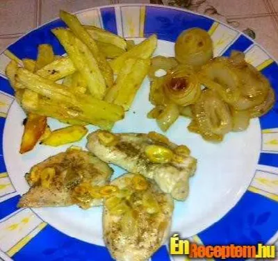 Fokhagymás csirkemell szeletek, sült burgonyával és sült hagymával