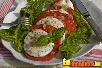 Bazsalikomos paradicsomsaláta