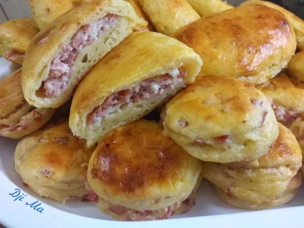 Burgonyás pogácsa (sajttal-sonkával töltve)