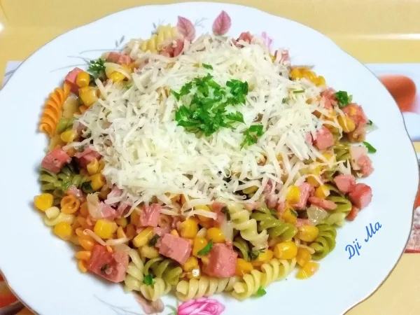 Meleg tésztasaláta