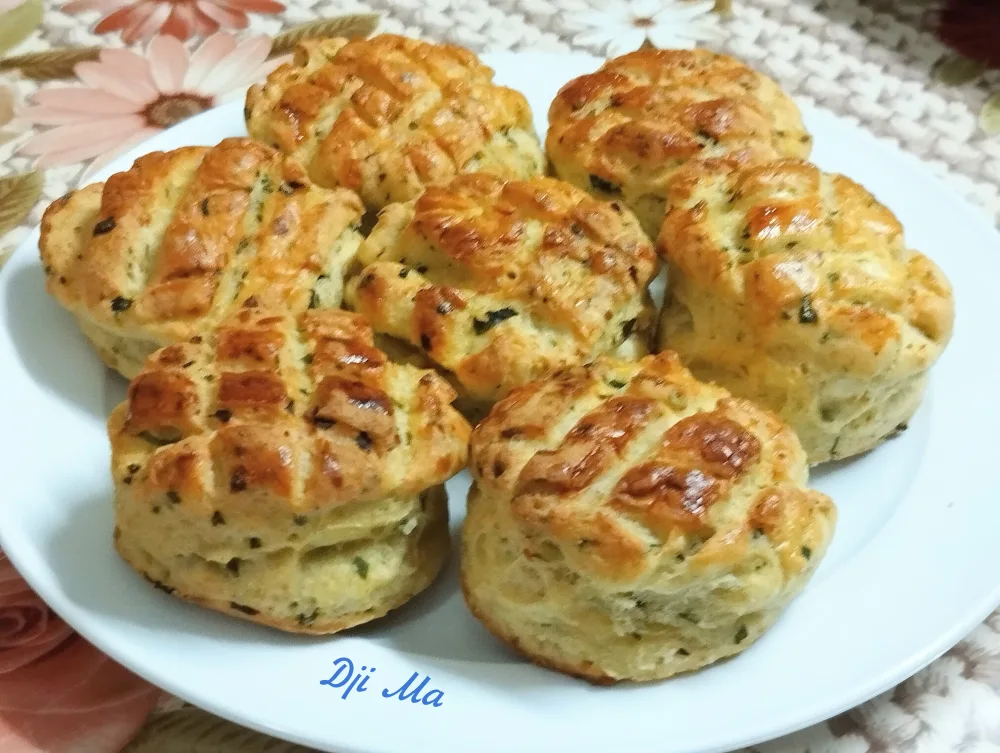 Túrós-medvehagymás pogácsa