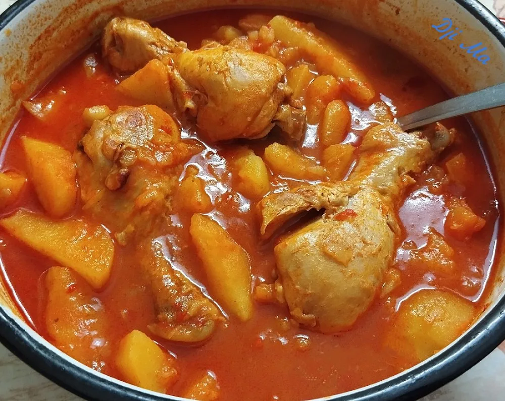 Csirkepörkölt benne főtt burgonyával (csirkés paprikáskrumpli)