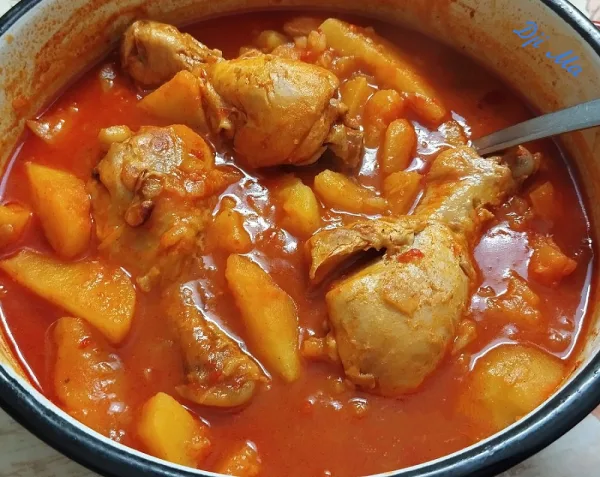 Csirkepörkölt benne főtt burgonyával (csirkés paprikáskrumpli)