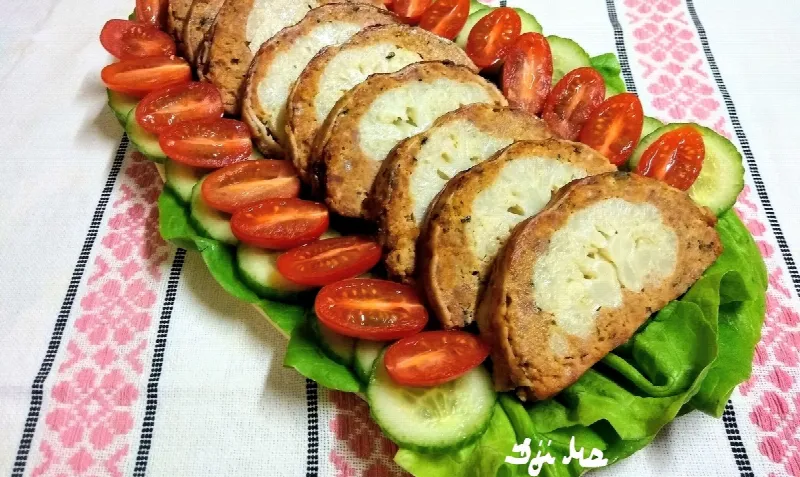 Baconbe tekert, karfiolos fasírt